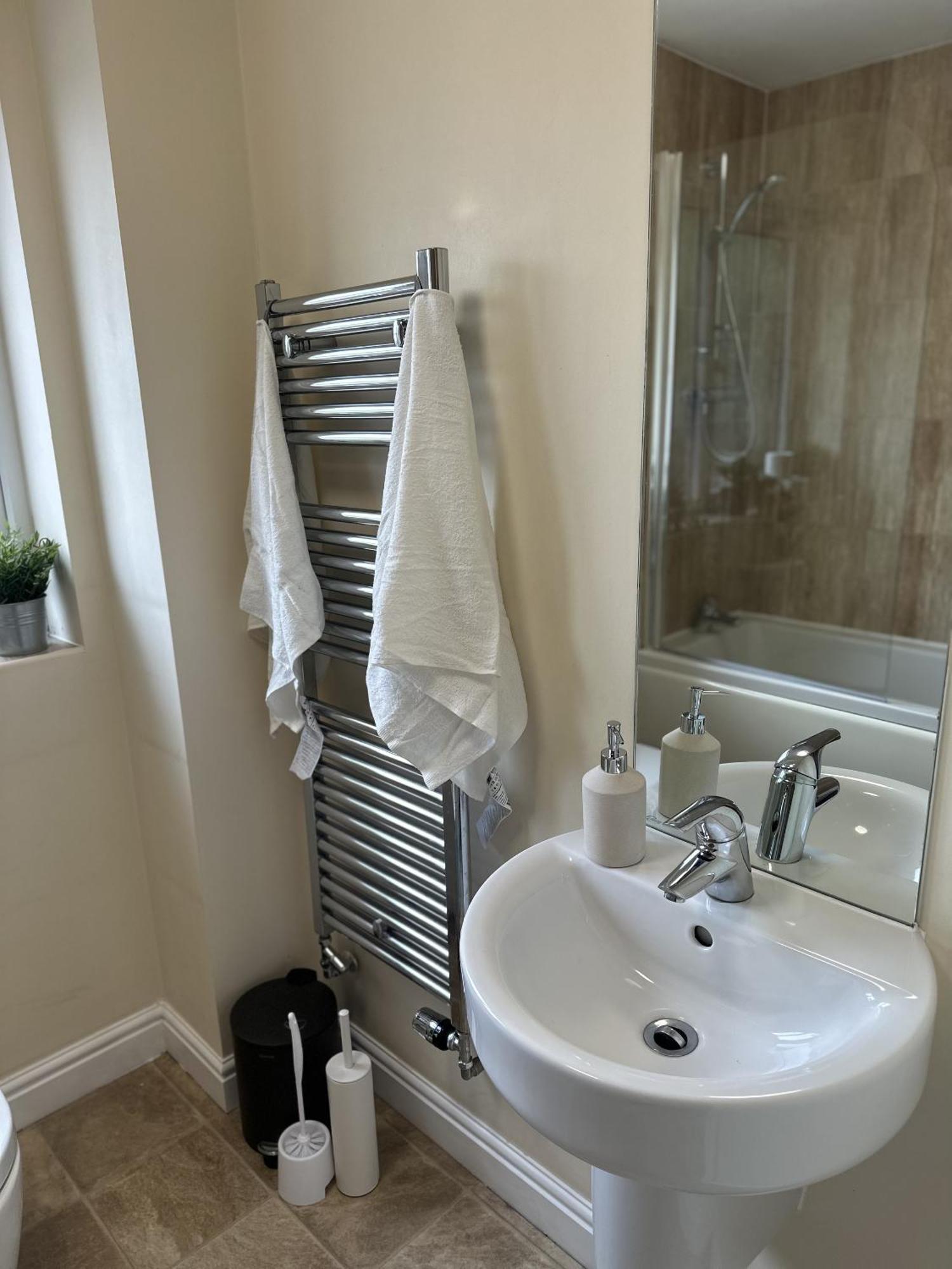2 Bdr City Centre Apartment With Parking 卡迪夫 外观 照片